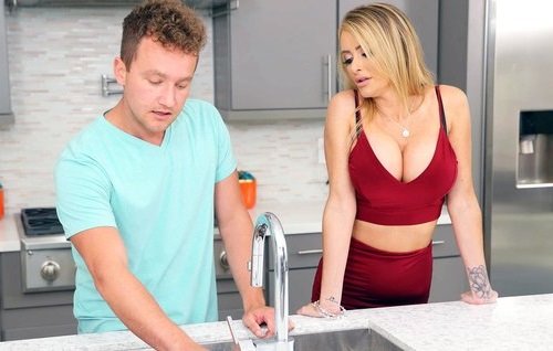 Мамочке друга нужен был молодой парень чтобы посмотрел её раковину.