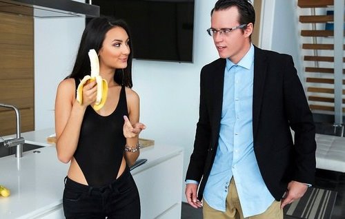 Дает девушке свой молодой член вместо банана чтобы поучиться сосать на нем.