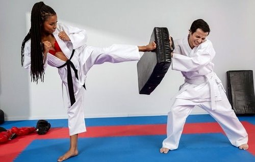 Тренерка по карате заставляет парня с белым поясом лизать пизду и целовать ноги.