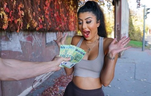 Русскоязычная арабка флиртует с незнакомцем на остановке и берет деньги за секс.