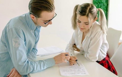 Отличница проваливает экзамен чтобы остаться наедине с новеньким учителем.