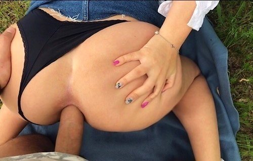 Парень прогуливается с жопастой подругой к реке, а там её смачно аналит раком.