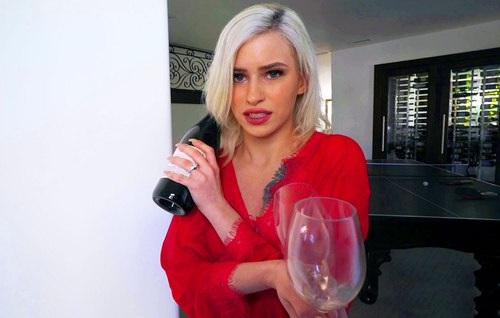 Красивая блондинка шла с сюрпризом к парню, но первым её сюрприз получил её хуистый отчим.