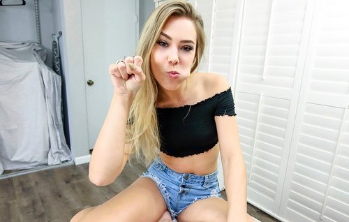 Опять пришла просить денег и её красивая улыбочка с намеком на минет опять проканывают.