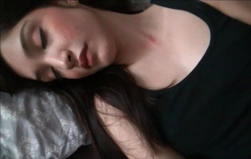 Как ловко батя сношает киску спящей дочке и наслаждается её сонным потягиванием.