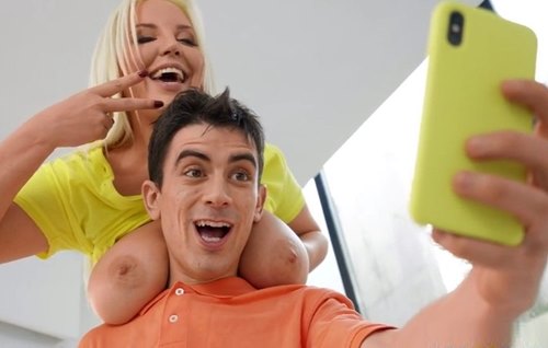 Получил по морде грудаком мамки его друга и влюбился.