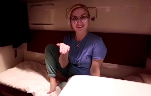 Достает свой маленький хуй в купешке и девушке на соседней койке планшет стает больше не интересен.