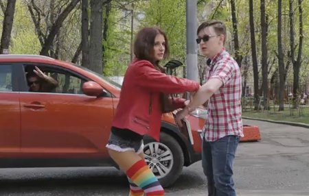 Худенькая россияночка спасает туриста из гамерики от дтп и как сувенир тащит его домой кормить и трахнуть.