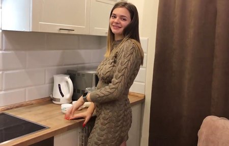 У соседки есть и сахар одолжить и пухлая пиздёнка чтобы трахнуть по домашнему.