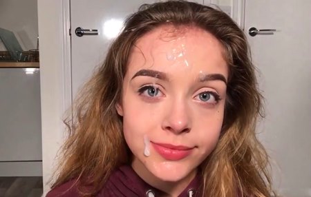 Очень милая брюнетка дает себя трахнуть в горло глубоко-глубоко.