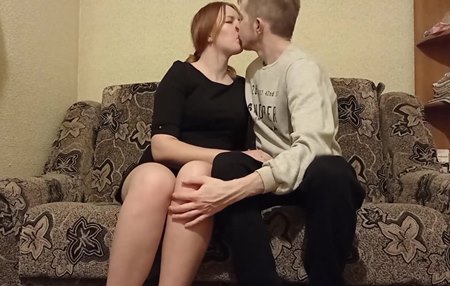 Домашний секс молодой пары на бабушкином диване.