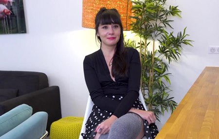 Кастинг с хорошим сексом с красивой французской милфой, которая веселит и наслаждает своей тугой киской.