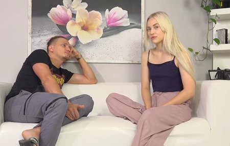 Плоскогрудая блондинка пытается стать известной через постель.