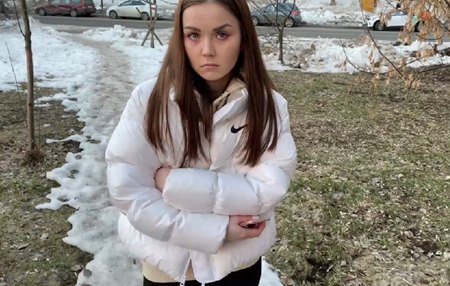 То жертвой притворяется, то сосет как ненасытная членами бестия.