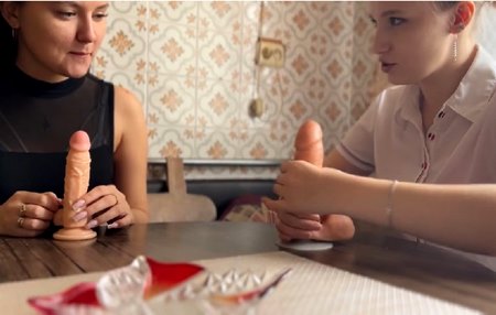 Настя Старандо учит другую порно блогершу бонусам во время орального секса.