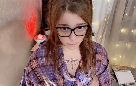 Парень по дрочил немного на хентай и пошел трахнуть младшую сестру.