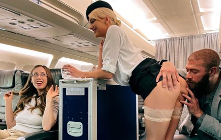 Пилот выгоняет трахающихся в его кабине стюардессу с пасижиром и им приходится переместиться в салон.