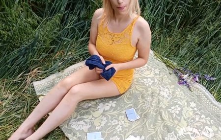 Сыграли с грудастой девушкой карты на раздевание и трахнулись в густой, рослой травке в поле.