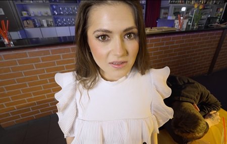 Милая барменша под страхом потери работы отдается боссу на глазах её любимого парня.