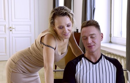 Когда разговор с покупателем переходит на курс доллара, русская матюрка ловко достает сиськи.