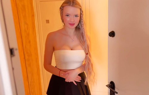 Деваха привторилась доставщицей еды и соблазнила соседа своей лысой киской.