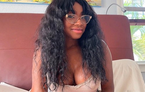 Парень не скрывал дрочку на ню фото своей сводной сестры и вскоре вогнал мясной клинок между её смуглых ножек.